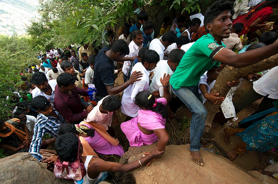 Tłum wchodzący na górę Arunachala (Karthigai Deepam 2011)